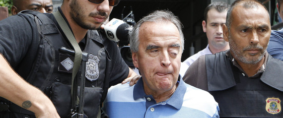 Brasil, Curitiba, PR. 14/01/2015. Agentes da Polícia Federal conduzem o ex-diretor da área Internacional da Petrobrás Nestor Cerveró. Acusado de envolvimento na Operação Lava Jato, ele foi detido ao desembarcar no Aeroporto Internacional Tom Jobim (Galeão), no Rio de Janeiro, de um voo proveniente de Londres, e levado para a carceragem da PF em Curitiba, onde estão presos os outros investigados na Operação Lava Jato. - Crédito:JONATHAN CAMPOS/AGÊNCIA DE NOTÍCIAS G/AE/Código imagem:179180