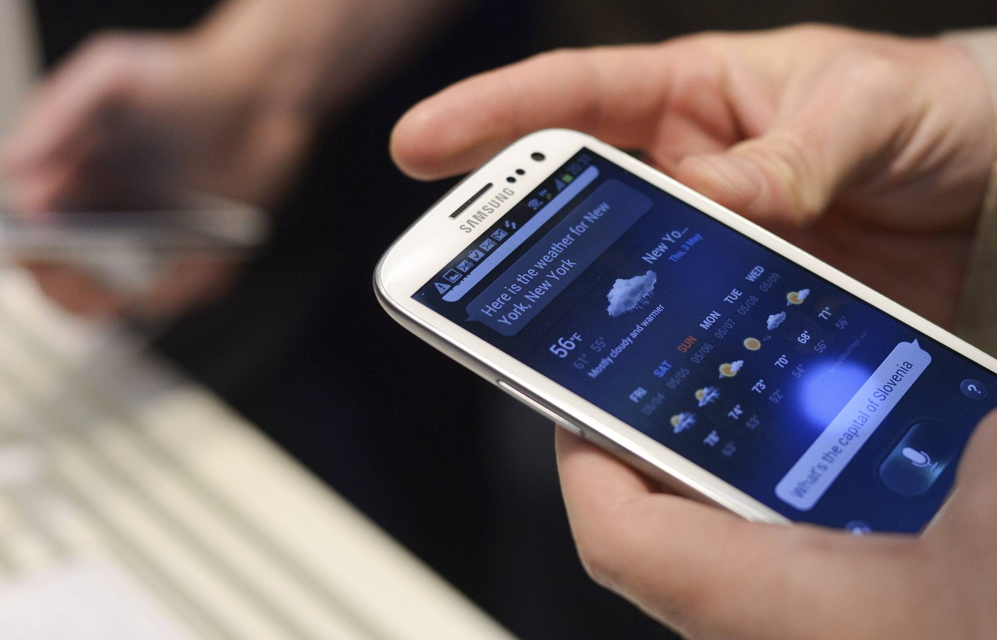 A man uses Samsung Electronics' new Samsung Galaxy SIII smartphone during its launch at The Earls Court Exhibition Centre in London May 3, 2012. REUTERS/Ki Price (BRITAIN - Tags: BUSINESS SCIENCE TECHNOLOGY TELECOMS)