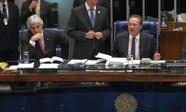 senadores_delcidio_amaral_pt_e_renan_calheiros_pmdb_durante_votacao_da_medida_provisoria