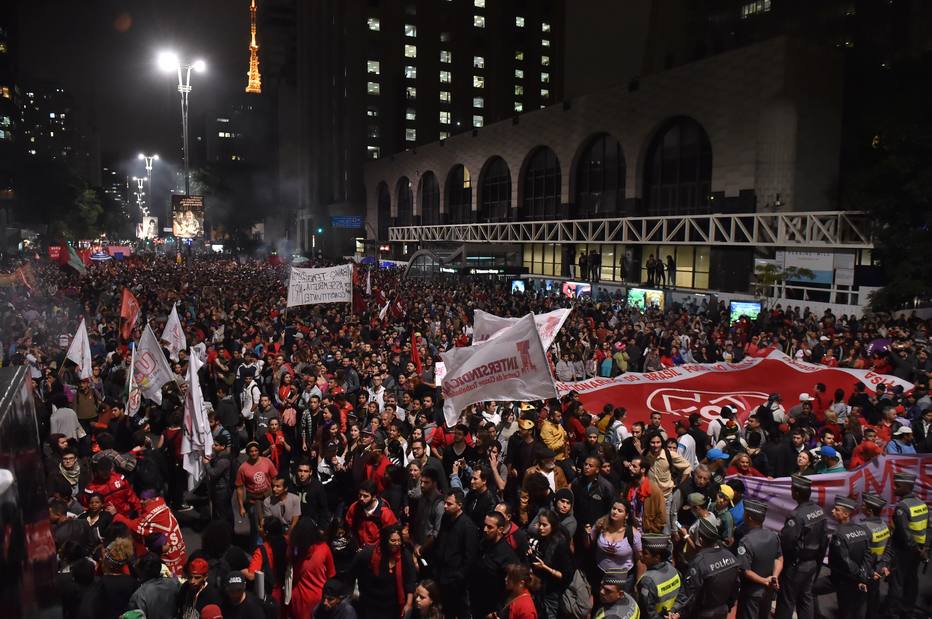 Supporters of the government of Brazilian suspended President Dilma Rousseff protest against her upcoming impeachment trial in Sao Paulo, Brazil, on May 12, 2016. Brazilian President Dilma Rousseff was suspended Thursday to face an impeachment trial, ceding power to her vice president-turned-enemy Michel Temer in a political earthquake ending 13 years of leftist rule in Latin America's biggest nation. / AFP PHOTO / NELSON ALMEIDA