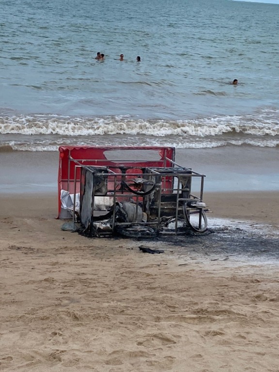 Carrinho de vendedor ambulante pega fogo em praia de João Pessoa; banhistas se assustam 
