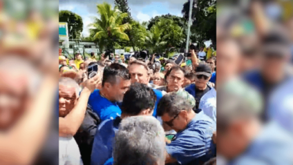 AGLOMERAÇÃO: ao chegar em João Pessoa, Bolsonaro é recepcionado em meio a tumulto