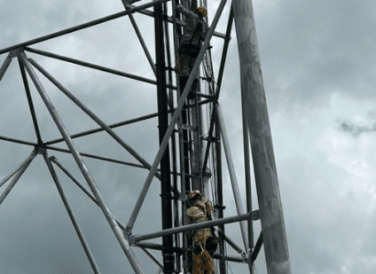 Bombeiros resgatam homem que subiu em torre com mais de 100 metros de altura, na PB