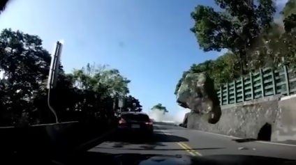 Pedra gigante despenca em estrada e esmaga carro em penhasco; veja vídeo
