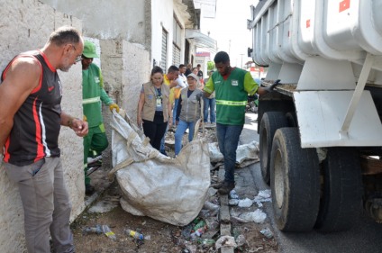 Prefeitura de Campina Grande recolhe lixo de casas de acumuladores para evitar problemas de saúde pública