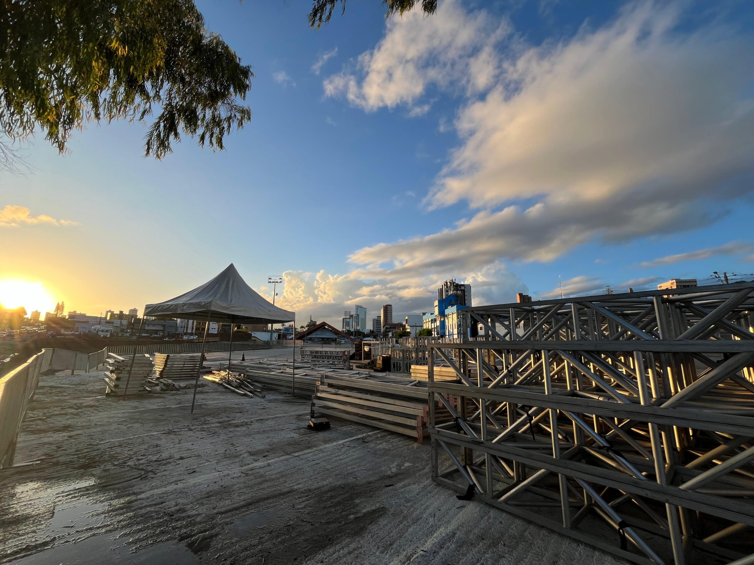 Prefeitura de Campina Grande acompanha montagem da Arena Show no Parque do Povo