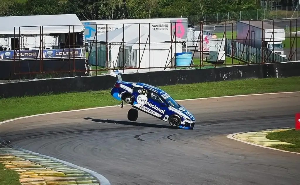 Filho de Galvão Bueno sofre acidente durante treino da Stock Car e tem fratura na vértebra