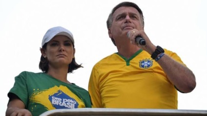 Em ato no RJ, Bolsonaro pede aplausos para Elon Musk e Michele diz que defende uma "política feminina e não feminista”