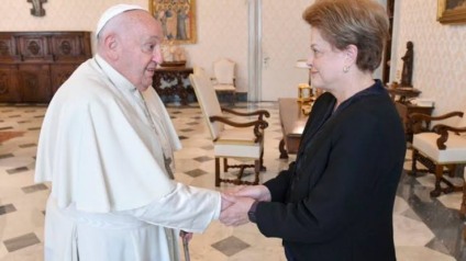Papa recebe Dilma no Vaticano; os dois conversam sobre o combate à desigualdade e a fome