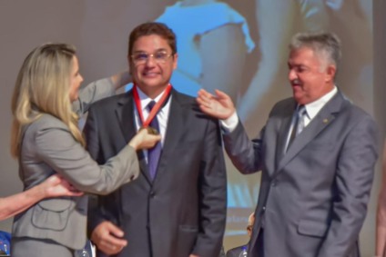 MAIOR HONRARIA: Assembléia entrega medalha Epitácio Pessoa ao advogado Newton Vita