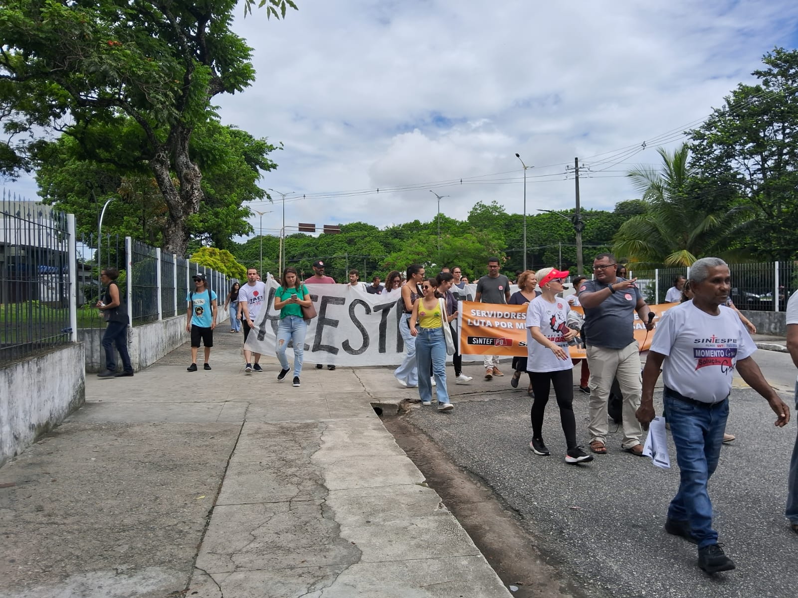 TAEs e docentes da UFPB se unem aos servidores do IFPB em ato em defesa da educação federal e reajuste salarial