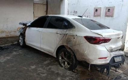 Ataque em Cajazeiras: bandidos disparam contra delegacia e incendeiam carro de ex-delegado