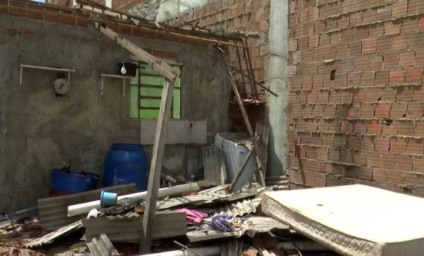 Parede de prédio cai e destrói casa no momento em que família comemorava aniversário, na Paraíba