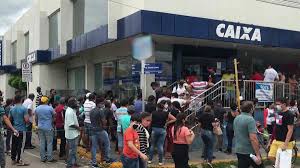 Com filas enormes e situações precárias, moradores de Cajazeiras clamam por nova agência da Caixa Econômica na cidade