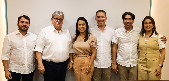 Ao lado de João Azevêdo, candidatos a prefeito e a vice de Cacimba de Dentro se filiam ao PSB