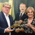 João Azevêdo recebe título simbólico de Mestre de Obras das mãos de Fátima Maranhão