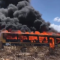 Alunos fogem desesperados após ônibus escolar pegar fogo em Jacaraú e vice-prefeito denuncia descaso com a frota municipal - VEJA O VÍDEO