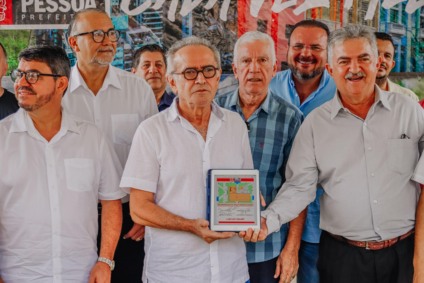 Cícero autoriza obras para reconstrução de praça no Castelo Branco e projeta bairro 100% pavimentado