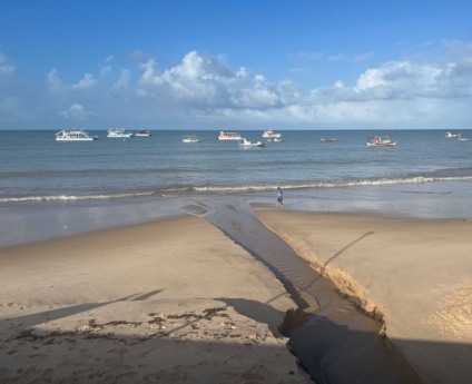 Mais dois restaurantes foram autuados por despejar esgoto em praia de João Pessoa; confira quais