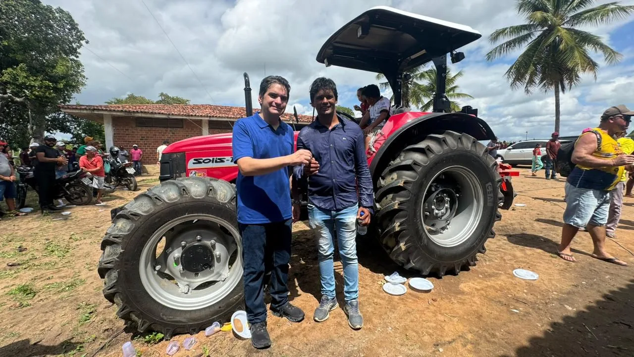 Murilo Galdino faz entrega de trator para assentamento rural em Mogeiro