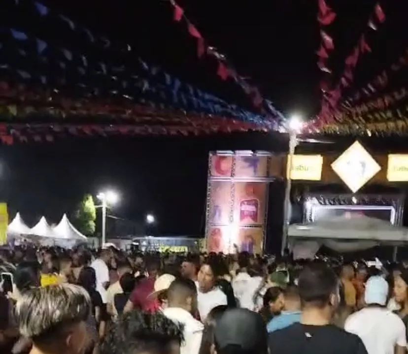 Público vaia prefeito e presidente da câmara em festa de São João de Caaporã; assista