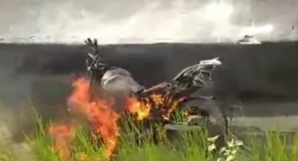 Moto pega fogo após se envolver em acidente com quatro veículos na BR-230 