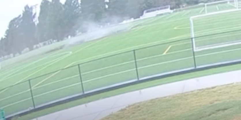 Cratera gigante se abre em campo de futebol; vídeo mostra momento