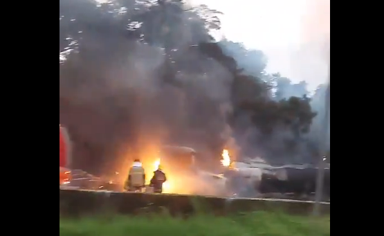 Caminhões pegam fogo após acidente grave na BR-101 - VEJA O VÍDEO