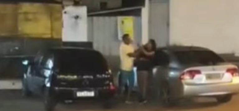 Homem é flagrado agredindo mulher no meio da rua em João Pessoa