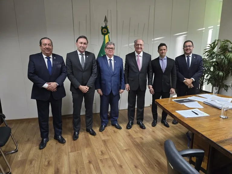 João Azevêdo acompanha anúncio de investimentos em infraestrutura com presença de Lula e se reúne com Geraldo Alckimin em Brasília