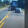 Homem se pendura na janela para agredir motorista enquanto caminhão arrasta carro; veja vídeo