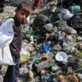 Foto: Criança em meio a lixo / ,Getty Images