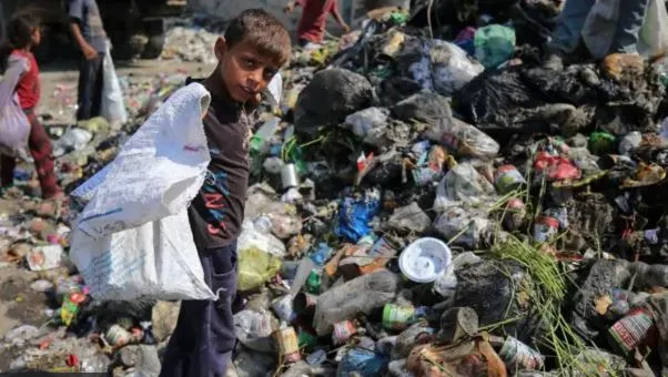 Foto: Criança em meio a lixo / ,Getty Images