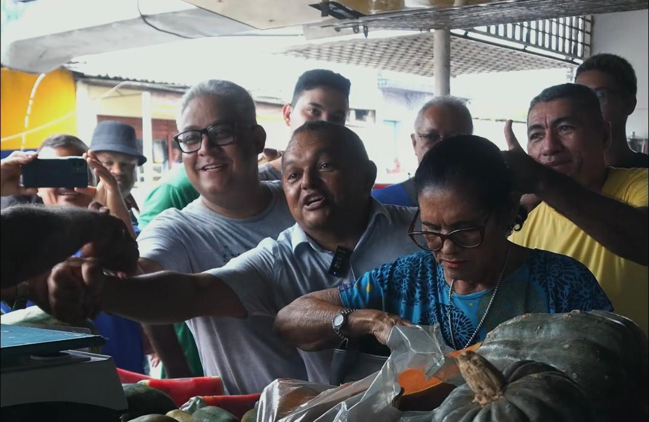 Zé Baixinho, pré-candidato a prefeito de Bayeux, visita feira do município e ouve a população; veja vídeo