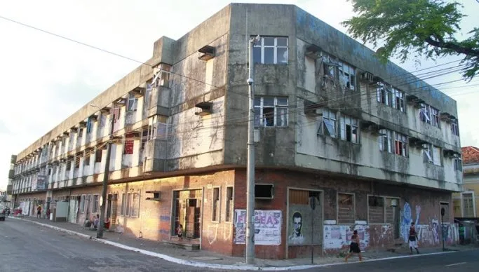 Cícero assina ordem de serviço para demolição do antigo Hotel Tropicana, que vai sediar nova Defensoria Pública