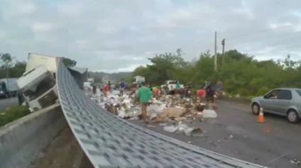 Caminhão tomba e causa interdição em trecho da BR-101