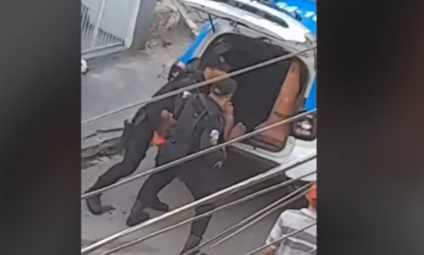 Bandido furta arma do bolso de PM durante prisão de suspeito; veja vídeo