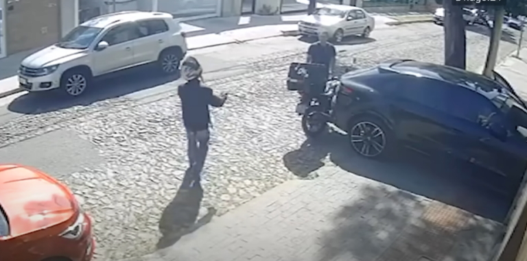 Dono de Porsche derruba moto e agride entregador: 'Você é lixo'; veja vídeo