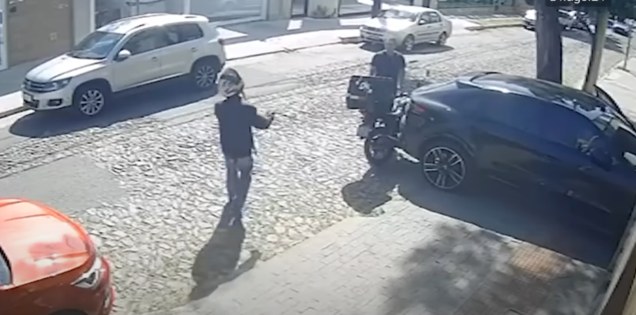 Dono de Porsche derruba moto e agride entregador: 'Você é lixo'; veja vídeo