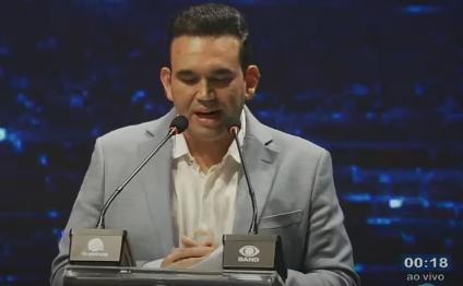 Durante debate, Jhony Bezerra promete construção de creches e André Ribeiro fala em escolas