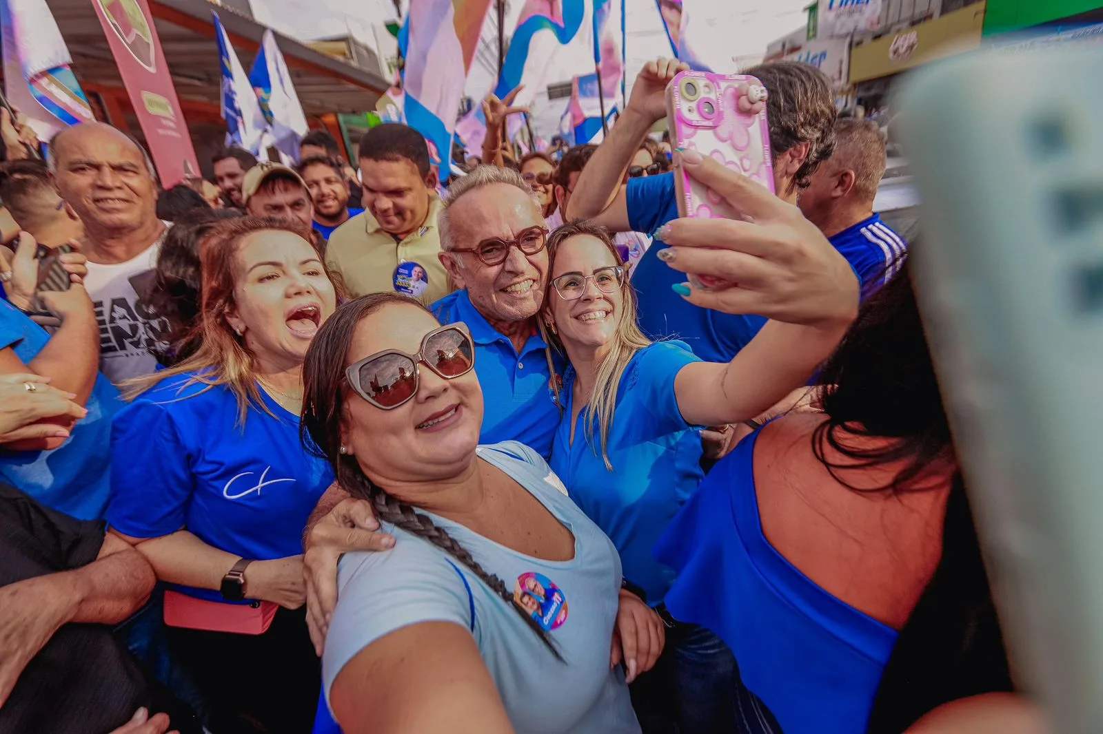 ‘Onda azul’ arrasta multidão de apoiadores da reeleição de Cícero e Leo pelas ruas de Mangabeira