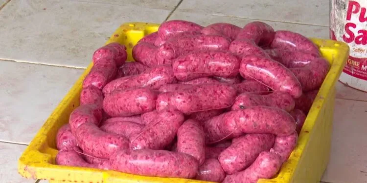 Polícia fecha fábrica que produzia linguiça com carne estragada em Bayeux