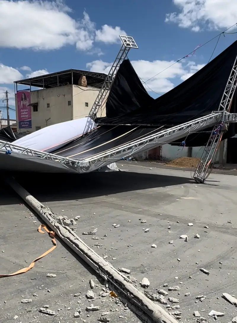 Palco montado para comício desaba em cidade da Paraíba; assista