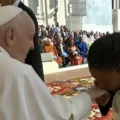 Papa Francisco recebe presente das Sereias da Penha, projeto apoiado pela Secties