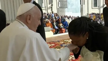 Papa Francisco recebe presente das Sereias da Penha, projeto apoiado pela Secties