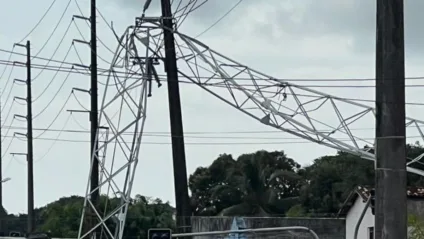 VÍDEO: Torre da Brisanet cai e deixa bairros de JP sem energia