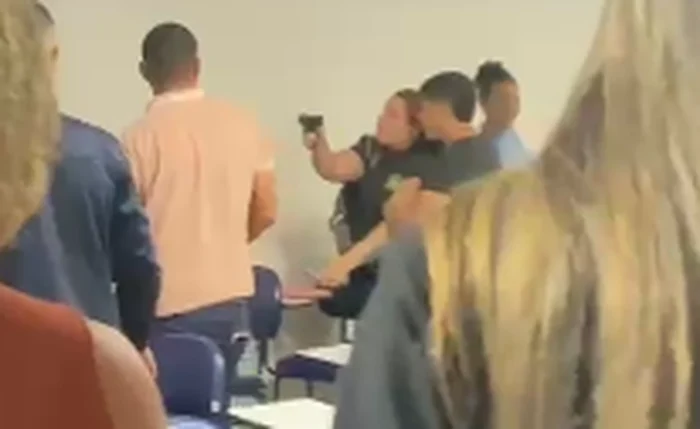 Aluna saca arma durante briga com colega em faculdade - VEJA O VÍDEO