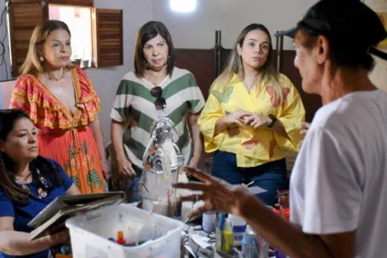 Primeira-dama do Estado inicia visitas técnicas a artesãos que trabalham com papel, homenageados do 39° Salão do Artesanato Paraibano