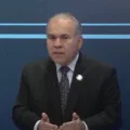 Em tom de deboche, Marcelo Queiroga e Cícero Lucena trocam farpas em debate: “Tu é feio e sorriso sínico”; assista