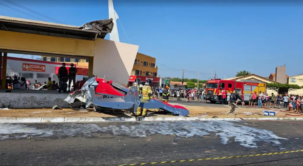 Avião cai, atinge van e moto e deixa duas pessoas gravemente feridas; assista